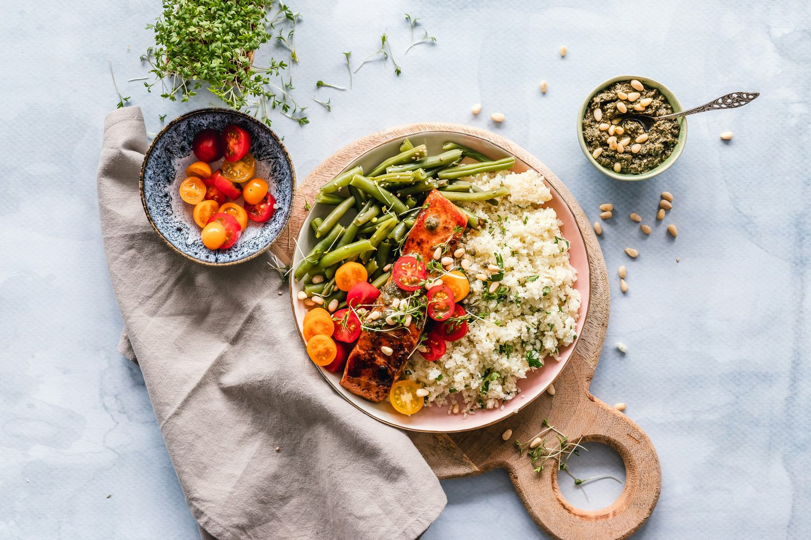 Grilled salmon with cauliflower rice and green beans, a low-glycemic balanced meal